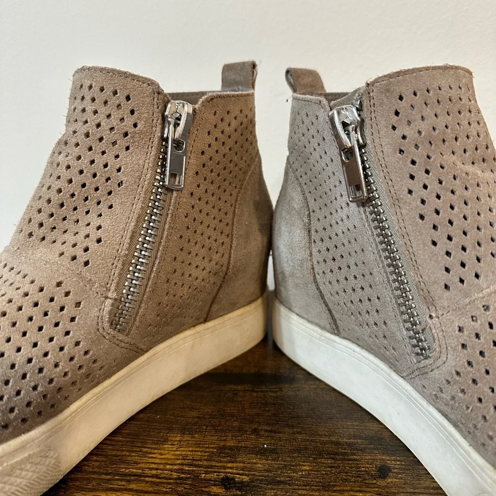 Steve Madden Suede Tan Wedgie-P Size 6.5